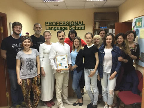 Meeting participants with teaching materials at the language school