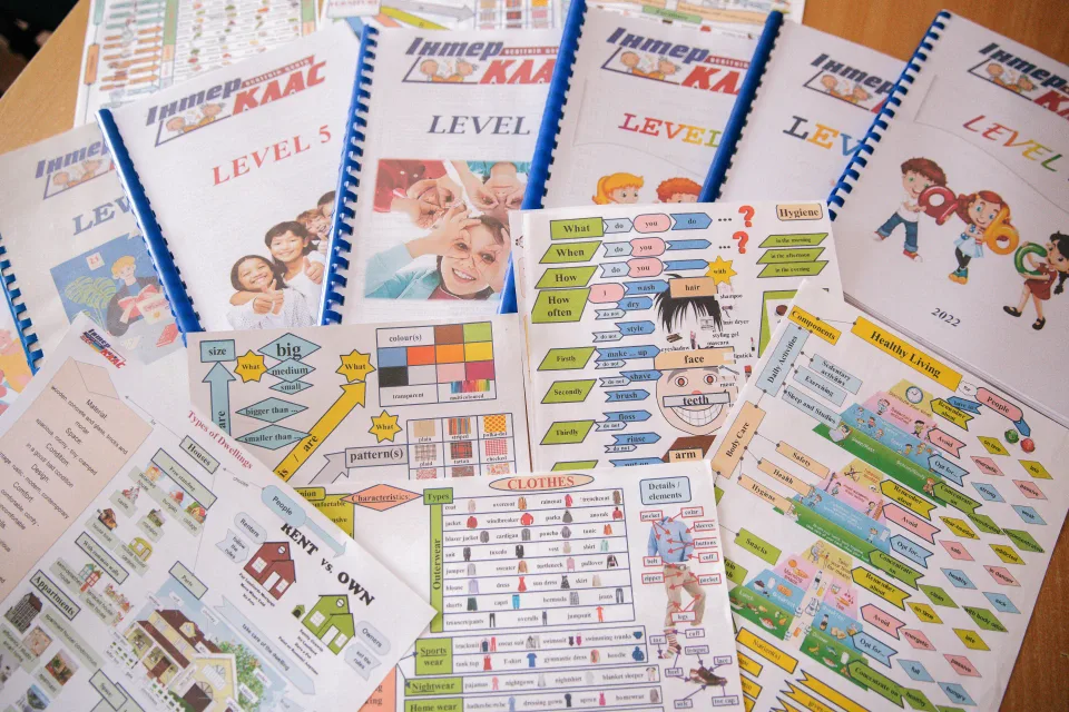 Interclass learning maps and textbooks for different levels